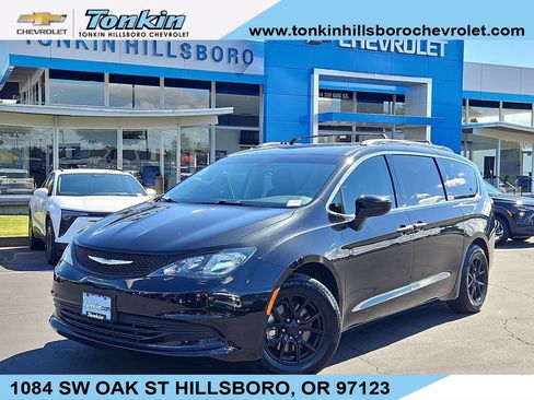 Used 2018 Chrysler Pacifica L FWD image 1
