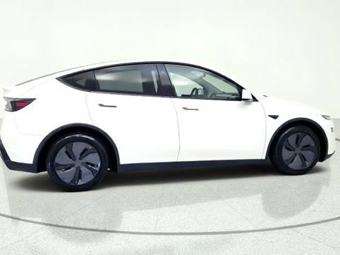 Used 2026 Tesla Model Y AWD image 9