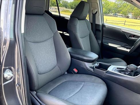 Used 2025 Toyota RAV4 XLE FWD image 7