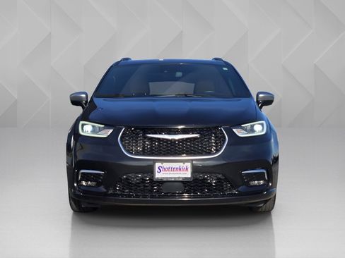 Used 2021 Chrysler Pacifica Pinnacle image 2