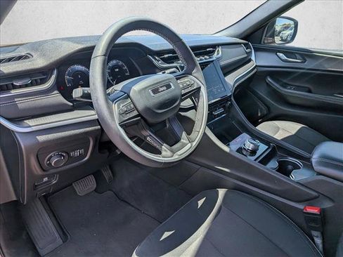 Used 2024 Jeep Grand Cherokee Laredo w/ Luxury Tech Group I AWD/4WD image 9