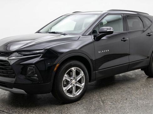 Used 2025 Chevrolet Blazer LT FWD image 3