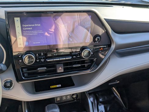 Used 2023 Toyota Highlander Limited image 32