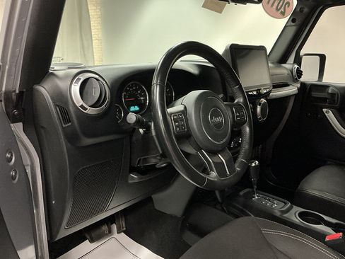 Used 2017 Jeep Wrangler Unlimited Sahara w/ Connectivity Group AWD/4WD image 10