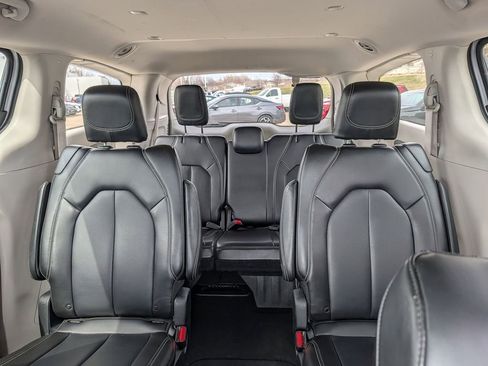 Used 2023 Chrysler Pacifica Touring-L FWD image 13