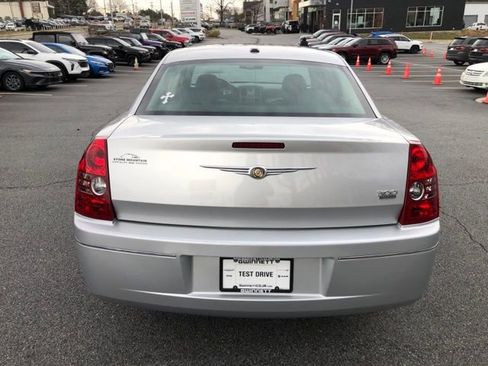 Used 2010 Chrysler 300 Touring image 4