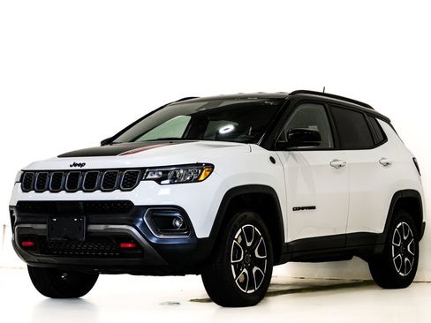 Used 2025 Jeep Compass Trailhawk AWD/4WD image 3
