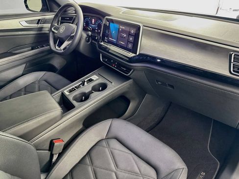 Used 2024 Volkswagen Atlas Cross Sport SE FWD image 35