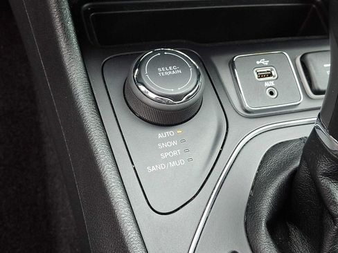 Used 2019 Jeep Cherokee Latitude Plus AWD/4WD image 23