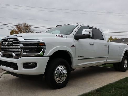 Used 2025 RAM 3500 Limited w/ Max Tow Package image 8