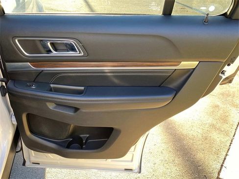 Used 2017 Ford Explorer Limited image 35
