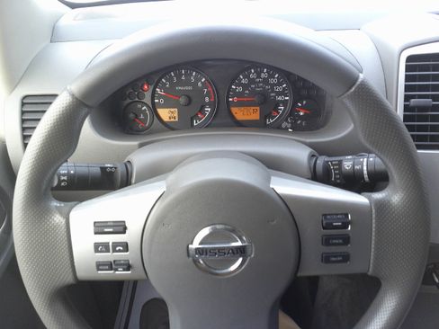 Used 2018 Nissan Frontier SV image 11