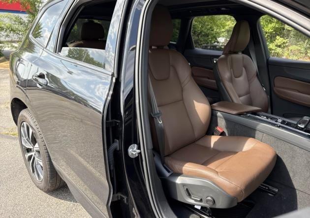 Certified 2025 Volvo XC60 B5 Plus AWD/4WD image 6