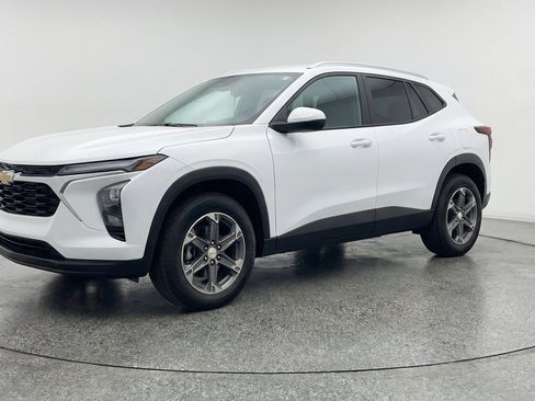 Used 2025 Chevrolet Blazer LT FWD image 3
