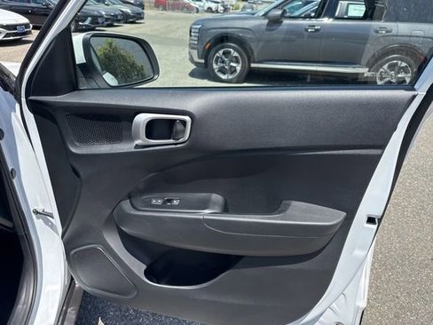 Used 2024 Hyundai Venue SE FWD image 35