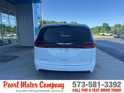 Used 2024 Chrysler Pacifica Touring-L FWD image 5