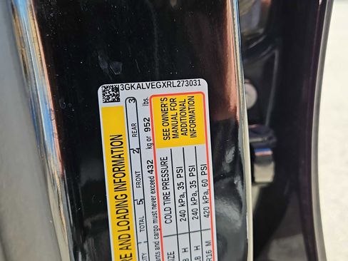 Used 2024 GMC Terrain SLT image 25