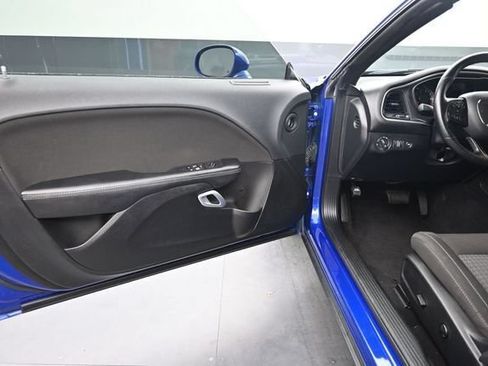 Used 2021 Dodge Challenger SXT w/ Driver Convenience Group RWD image 15