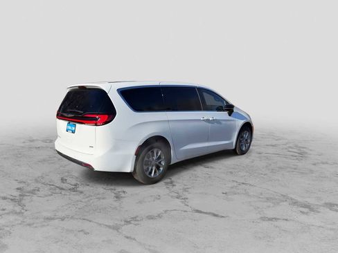 New 2026 Chrysler Pacifica Select image 8