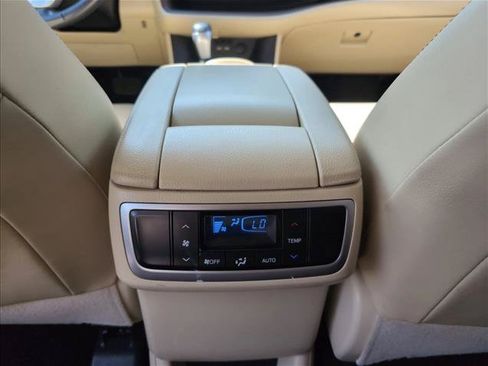 Used 2019 Toyota Highlander XLE FWD image 18