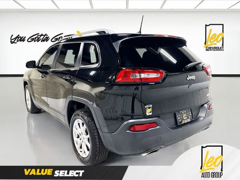 Used 2017 Jeep Cherokee Latitude w/ Cold Weather Group FWD image 7