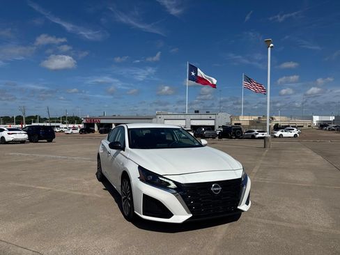 Certified 2024 Nissan Altima 2.5 SV FWD image 2