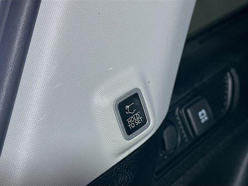 Used 2023 Jeep Grand Cherokee Limited w/ Black Appearance Package image 29