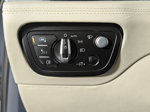 Used 2022 Bentley Bentayga AWD/4WD image 36