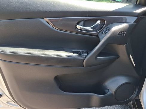 Used 2019 Nissan Rogue SV w/ Premium Package AWD/4WD image 12