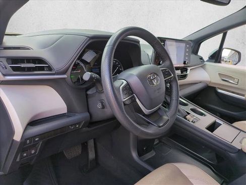 Used 2024 Toyota Sienna Limited image 11
