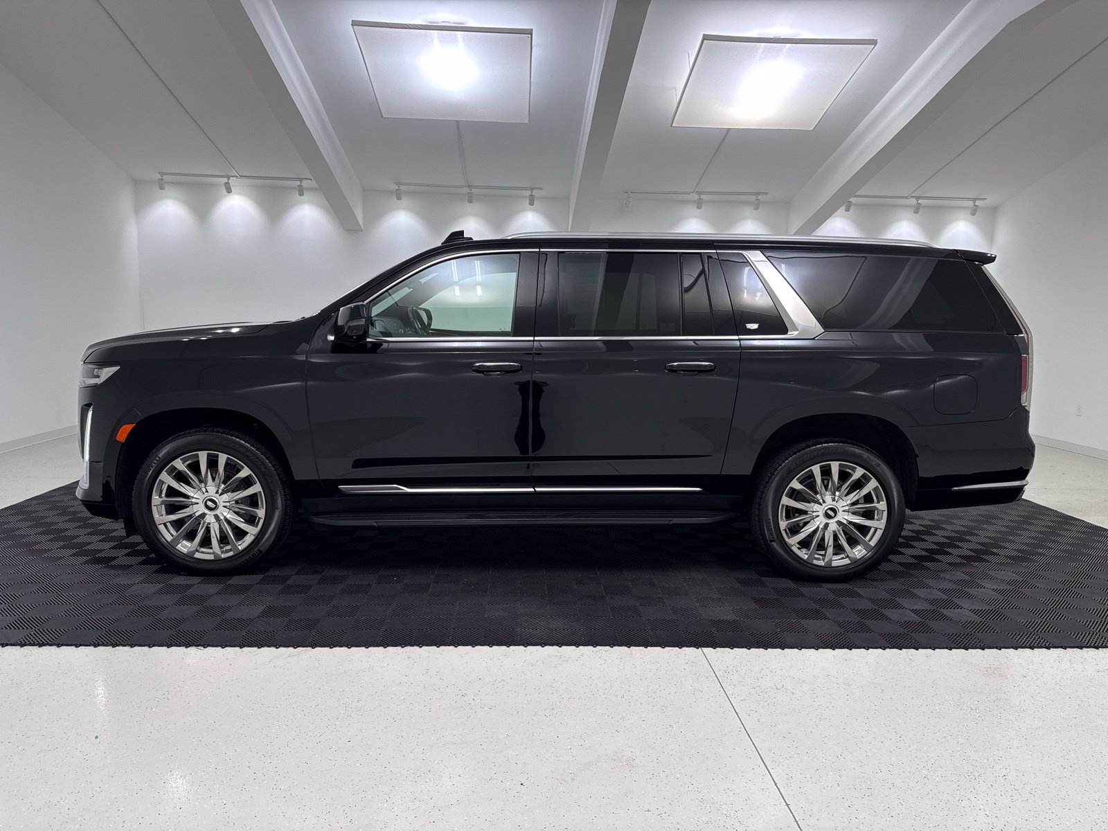 Used 2021 Cadillac Escalade ESV Premium Luxury AWD/4WD image 4