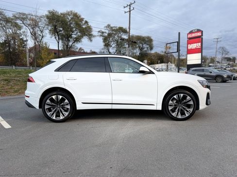 Used 2025 Audi Q8 Premium image 8