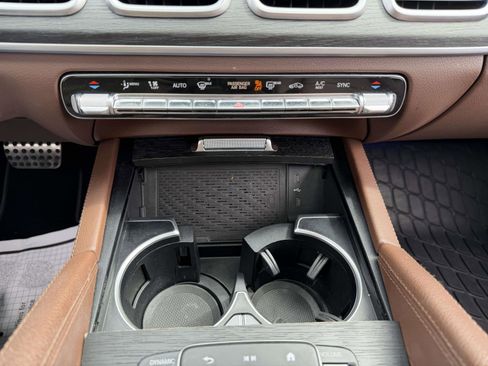 Used 2024 Mercedes-Benz GLS 450 4MATIC image 23