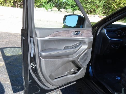 New 2025 Jeep Grand Cherokee Limited w/ Luxury Tech Group II image 22