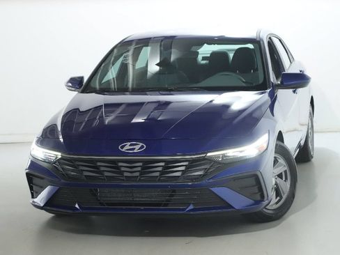 Used 2024 Hyundai Elantra SE FWD image 3