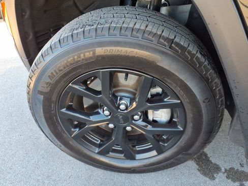 Used 2024 Jeep Grand Cherokee L Altitude image 9