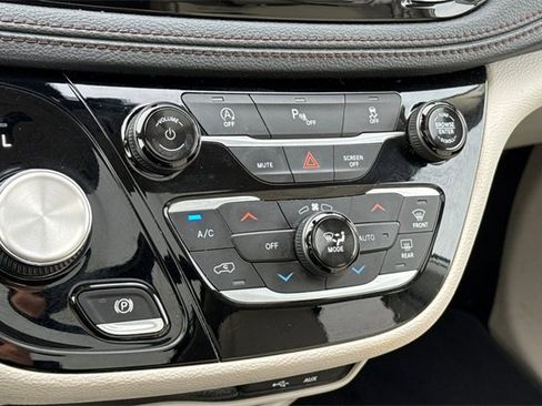 Used 2020 Chrysler Pacifica Limited image 27