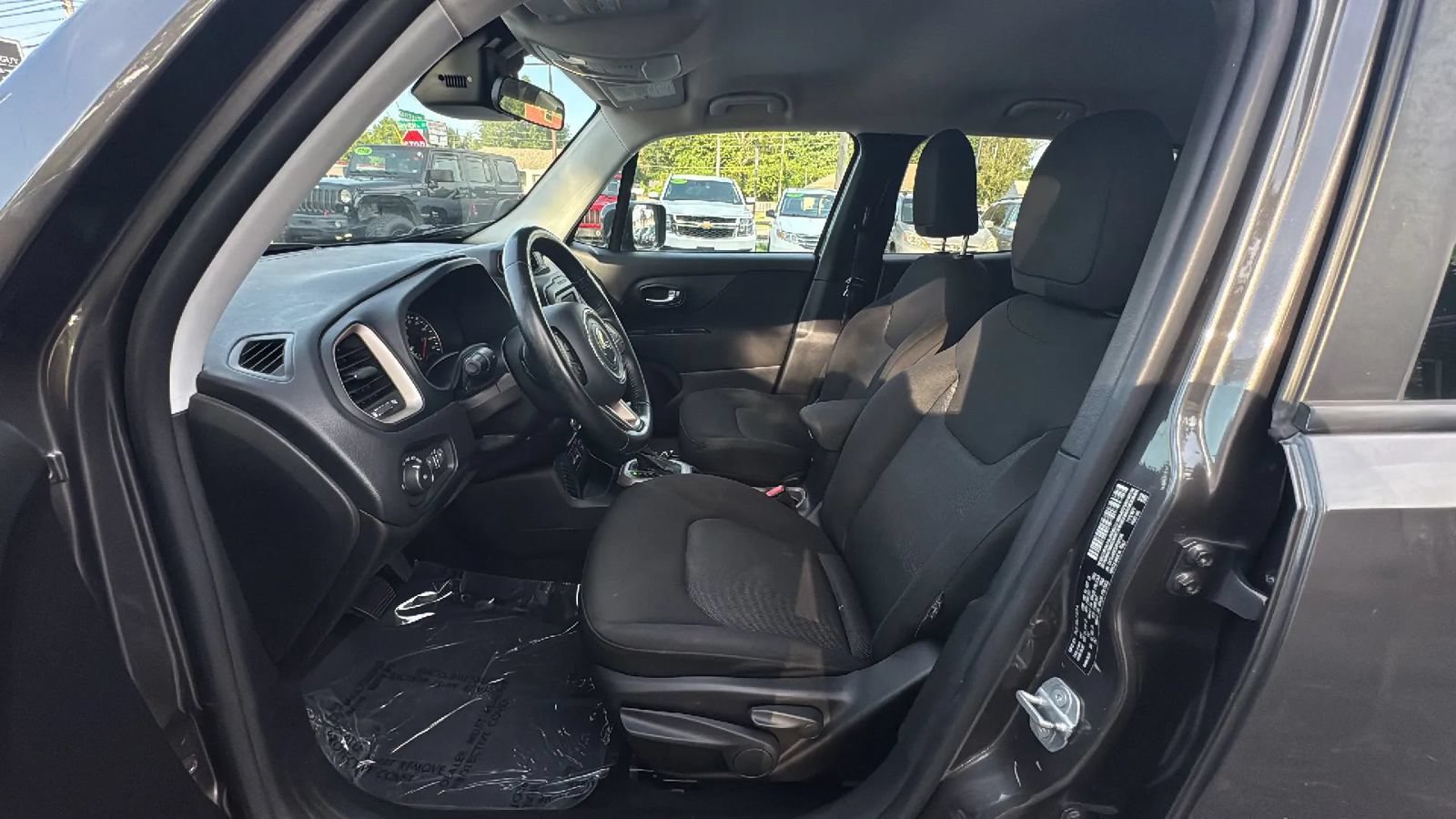 Used 2017 Jeep Renegade Latitude FWD image 15