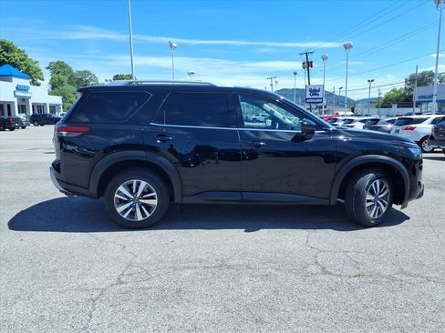 Used 2025 Nissan Pathfinder SL AWD/4WD image 3