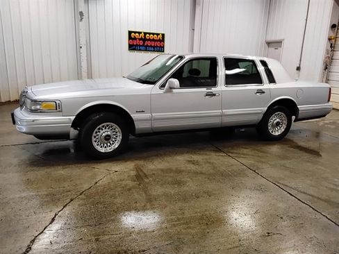 Used 1997 Lincoln Town Car Executive RWD image 5