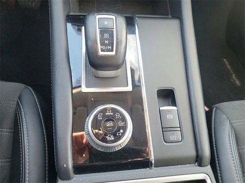 Used 2024 Mitsubishi Outlander SE image 13