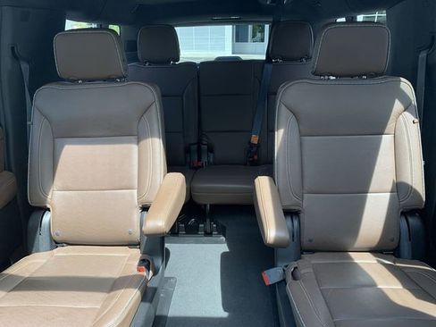 Used 2024 Chevrolet Suburban High Country image 32