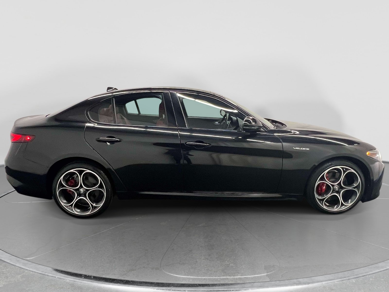 Used 2023 Alfa Romeo Giulia Veloce AWD/4WD image 6