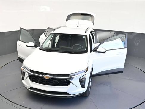 Used 2025 Chevrolet Trax LT FWD image 19