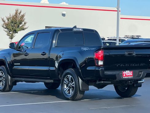 Used 2018 Toyota Tacoma TRD Sport image 7