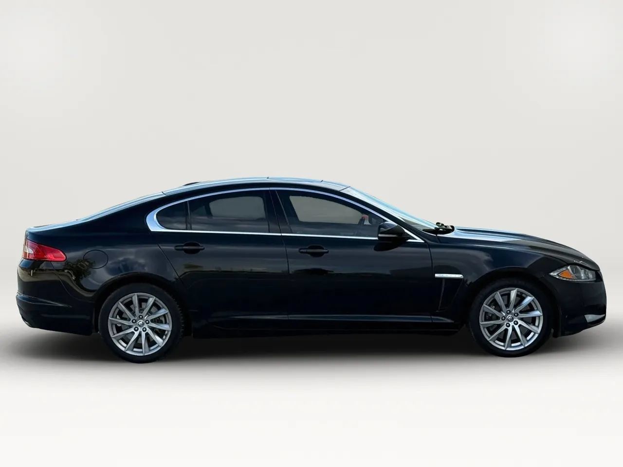 Used 2012 Jaguar XF RWD image 10