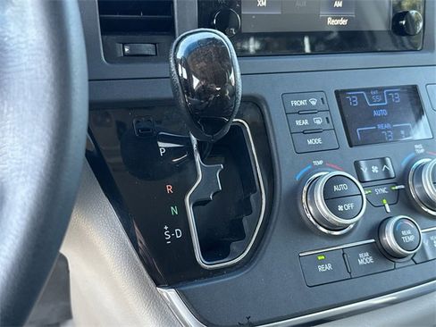 Used 2015 Toyota Sienna L image 31