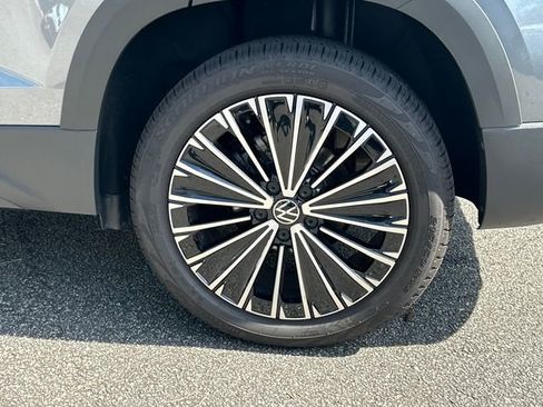 Used 2025 Volkswagen Taos SE image 35