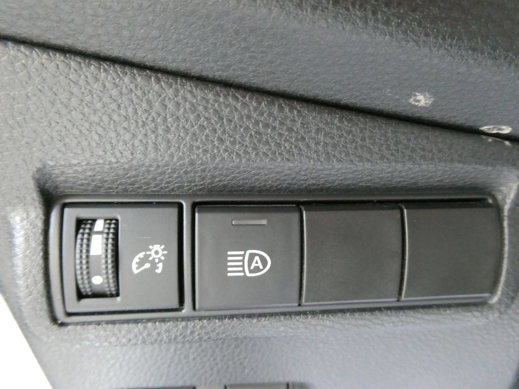 Used 2022 Toyota Corolla Cross LE AWD/4WD image 25