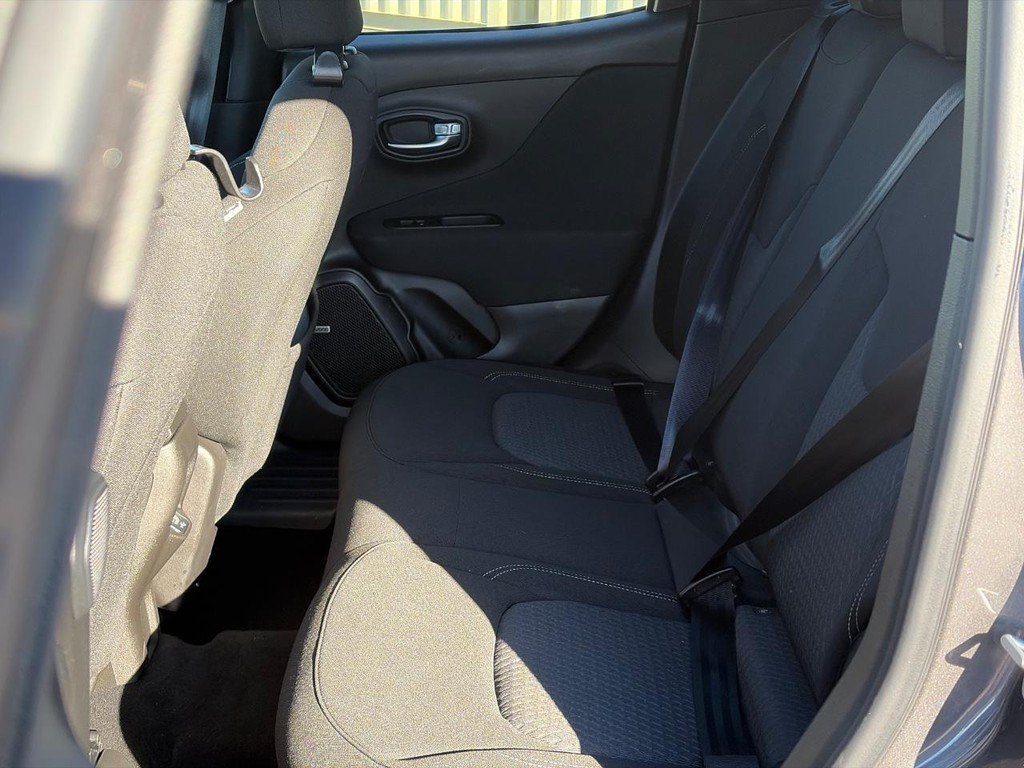 Used 2021 Jeep Renegade Latitude w/ Sun & Sound Group FWD image 10